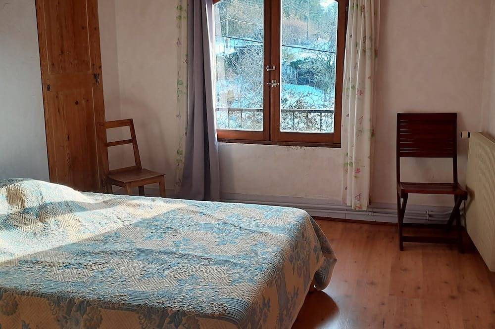 Grand gite dans le haut jura ! Salle spacieuse pour jouer ou faire la fête ! in Saint-Claude (Jura), Parc naturel régional du Haut-Jura