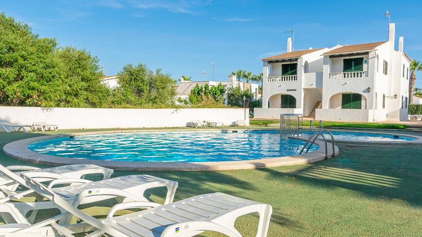 Vacation apartment for 3 people, with pool in Cala Blanca