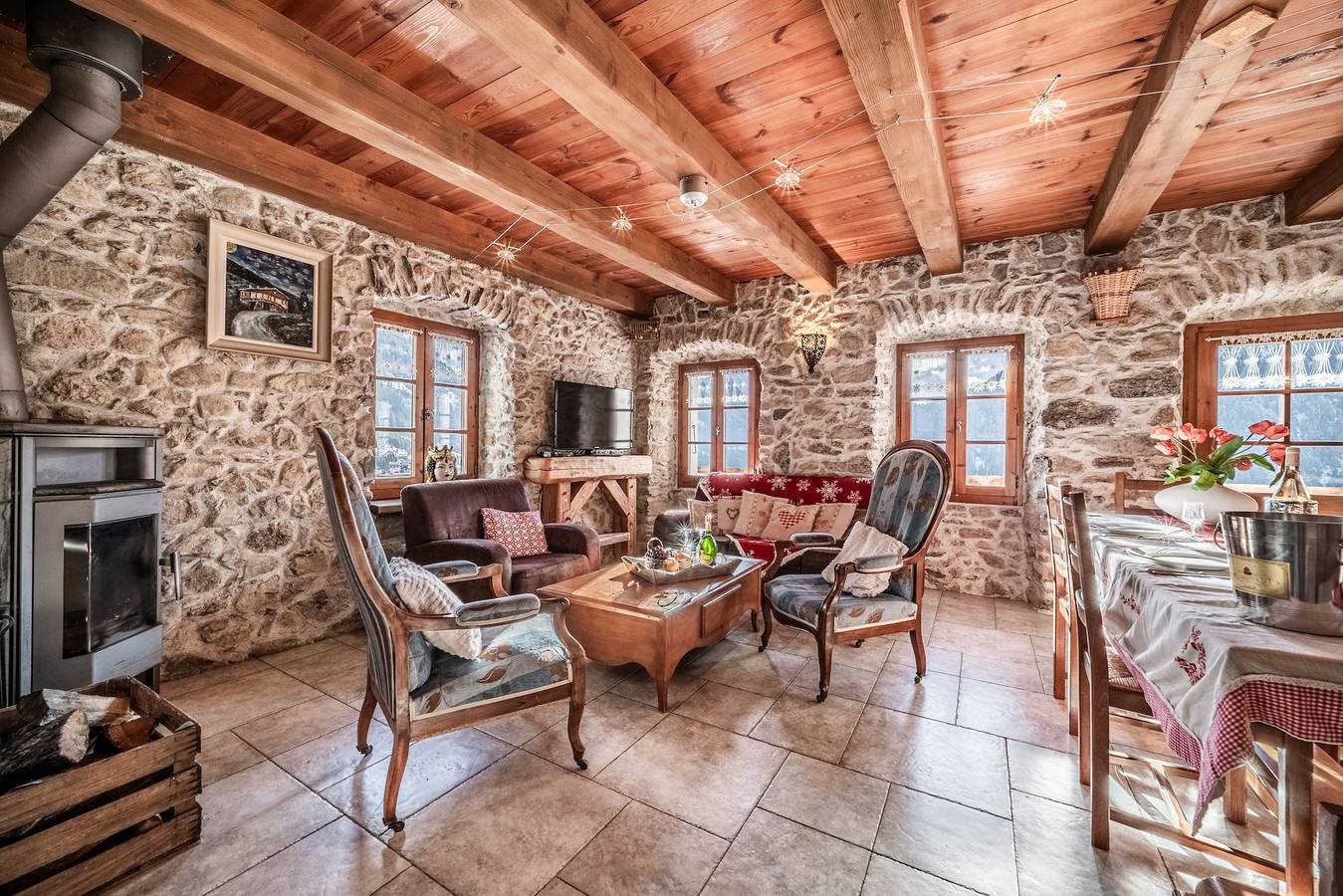 Chalet 'La Ferme De La Vora' avec vue sur la montagne, terrasse privée et Wi-Fi in Chatel, Les Portes du Soleil