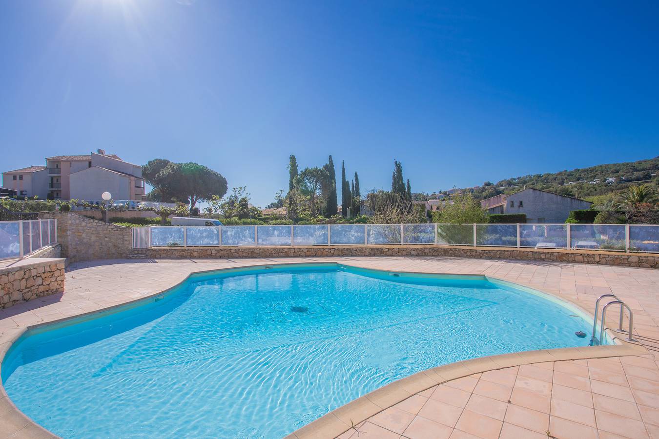 Appartement entier, Appartement de vacances "Domaine De La Gaillarde" avec piscine partagée, terrasse privée et Wi-Fi in Roquebrune-sur-Argens, Région de Draguignan