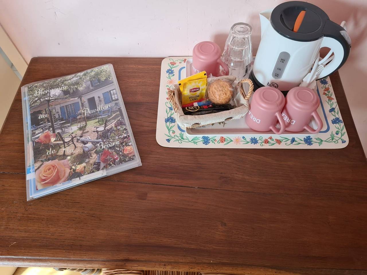 Chambre d’hôtes Rose Briéronne 3p - étage avec terrasse et jardin partagés, Wi-Fi in Saint-Lyphard, Région de Saint-Nazaire