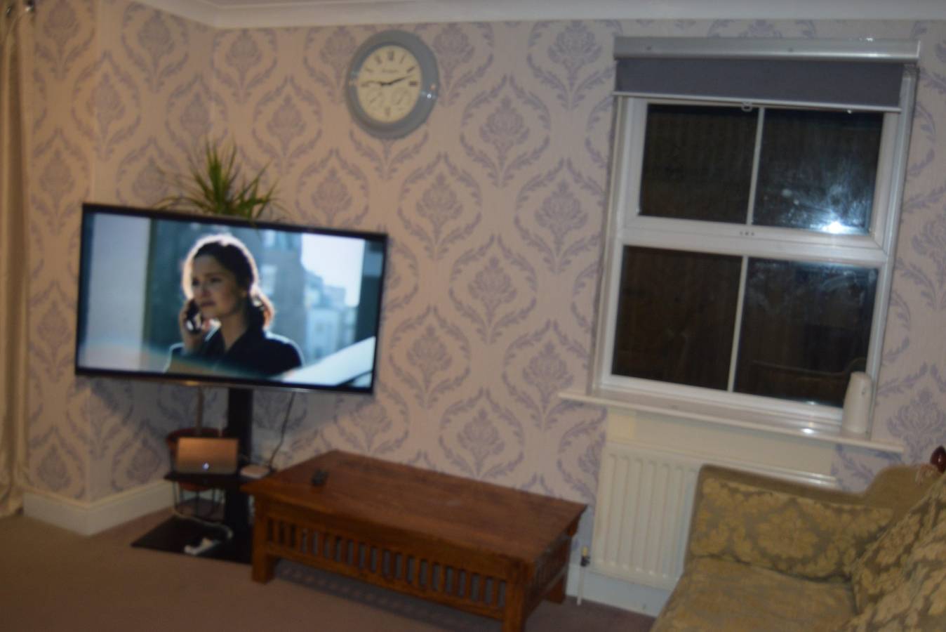 Hel ferieleilighet, 2-Bed Apartment Sleeps 4 with Wi-Fi in Brent, London