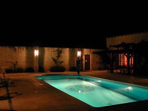 Location de vacances pour 11 personnes, avec vue et terrasse ainsi que jardin et piscine, animaux acceptés à Nanteuil-Auriac-de-Bourzac - 4