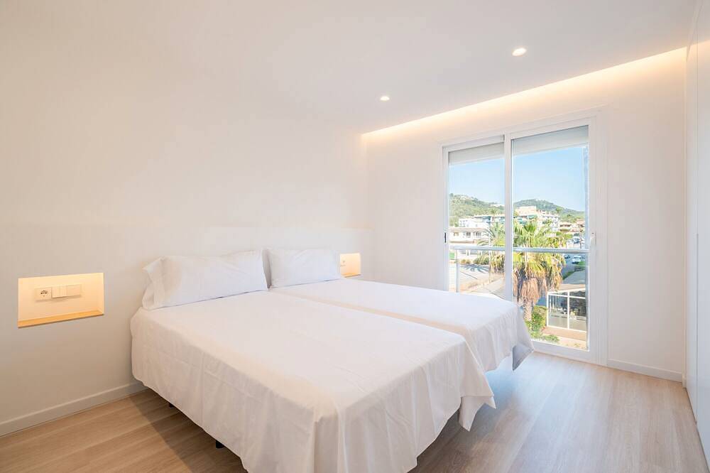 Entire apartment, Apartment 'Las Palmeras 3' with Shared Pool, Wi-Fi and Air Conditioning in Cala Millor, Son Servera