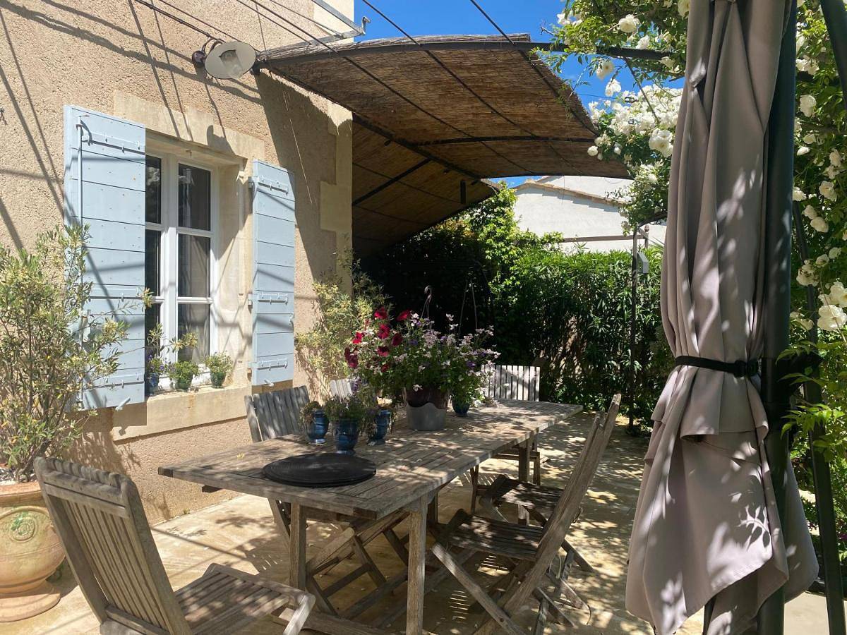 Double Room with Private Bathroom in Paradou, Région d'Arles