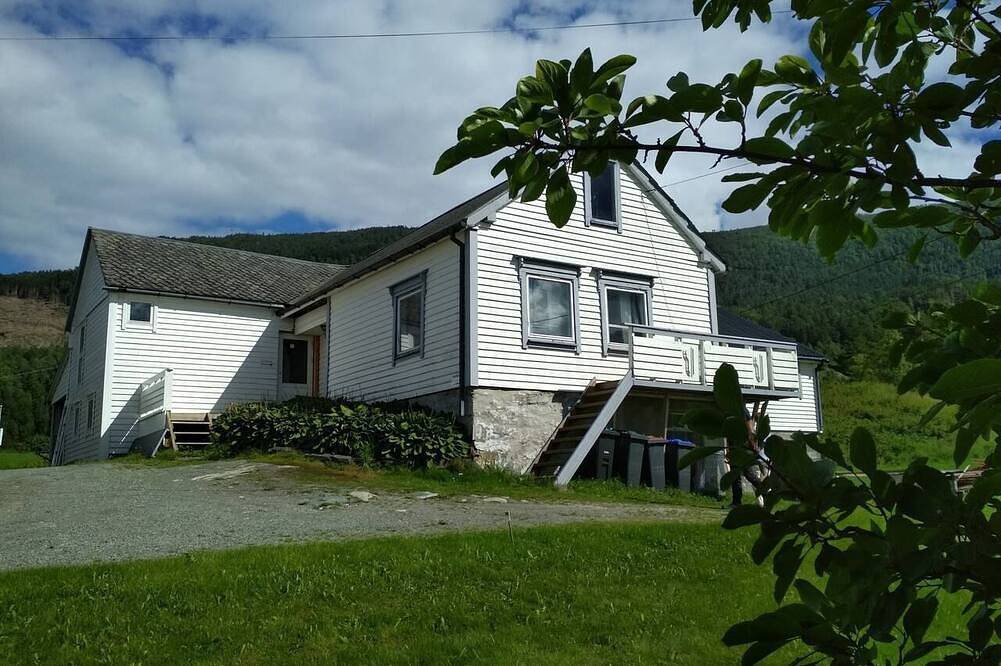5 bedrooms, large apartment on farm, nice view and nature in Herand, Hardangerfjord