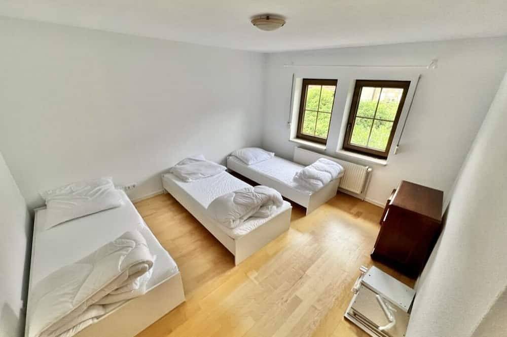 Modernized half-timbered house for 12 guests in Wolfsburgo, Región de Brunswick