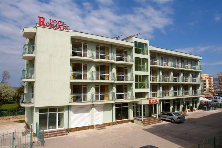 Hôtel pour 3 personnes, avec piscine ainsi que terrasse et jardin