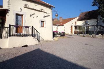 Location de vacances pour 3 personnes, avec balcon et jardin à Bransat