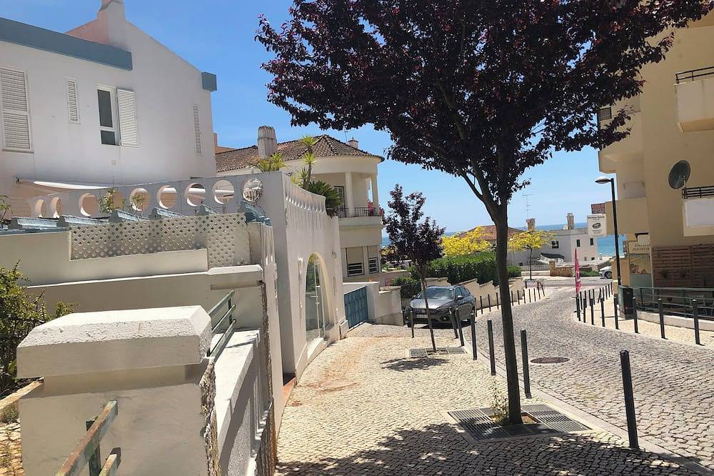 Algarve Outstanding Villa\n50 m to beach / restaurants. 7 bedrooms. 20 min golf in Praia da Rocha, Portimão