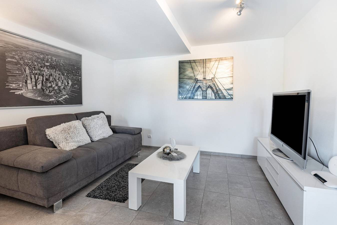 Ganze Wohnung, Moderne Ferienwohnung "Schmuckstückchen" mit Bergblick & Wlan in Hilzingen, Hegau