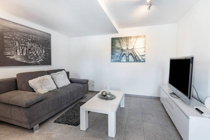 Geheel appartement, Modern vakantieappartement "Schmuckstückchen" met uitzicht op de bergen & Wi-Fi in Hilzingen, Hegau