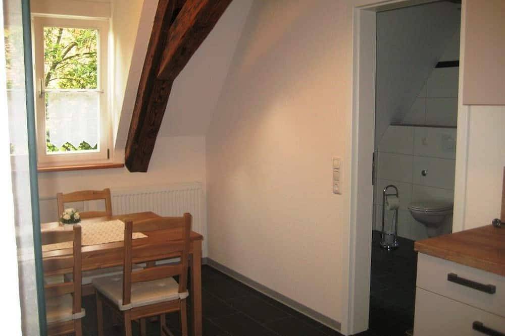 Ganze Wohnung, Rosenzauber Appartement mit frei gelegtem Fachwerk im 1. Og für max. 2 Personen in Sommerhausen, Fränkisches Weinland
