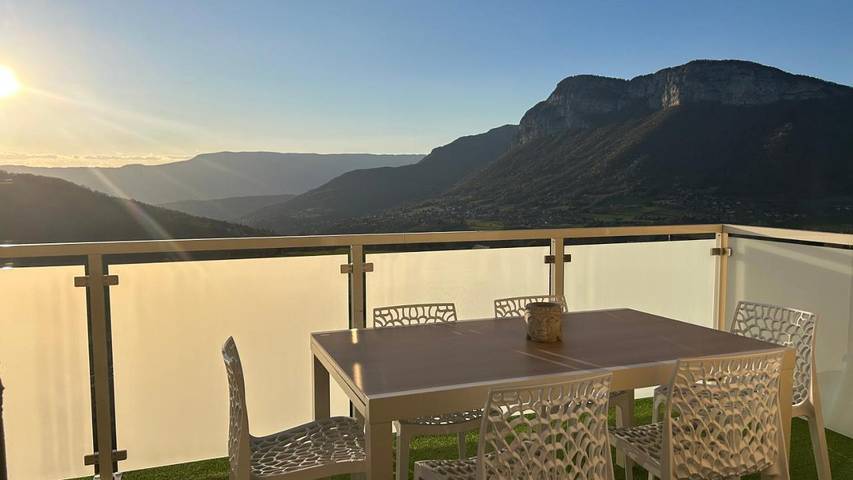 Gîte pour 6 personnes, avec vue et terrasse à Puygros