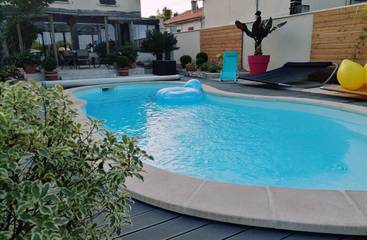 Cottage pour 4 personnes, avec terrasse ainsi que piscine et jardin à Châteaubernard