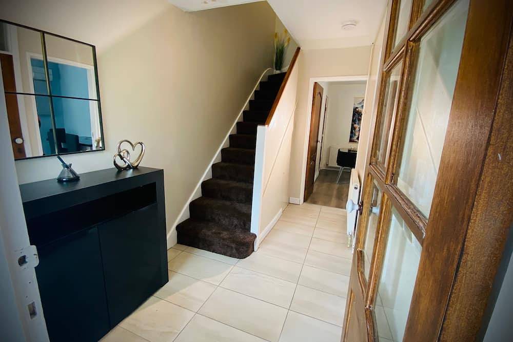 Modern-Petfriendly-privategarden-Family-20Mintoldn in Stevenage, Hertfordshire