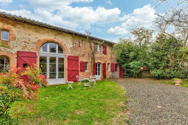 Location de vacances pour 5 personnes, avec terrasse et jardin dans Fourquevaux
