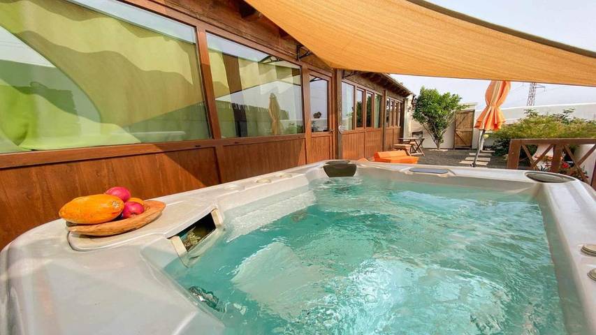 Ferienwohnung für 3 Personen, mit Balkon und Terrasse sowie Whirlpool und Garten