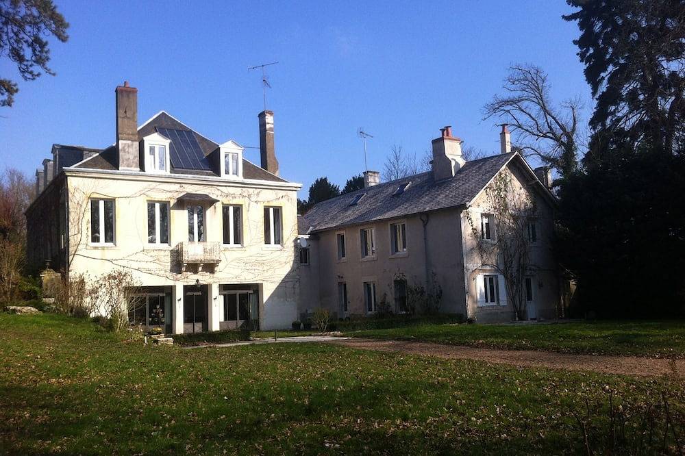 Maison l'Amérique welcome you to one of their rooms Dogs are also welcomed in Saint-Jean-le-Blanc, Loire Valley