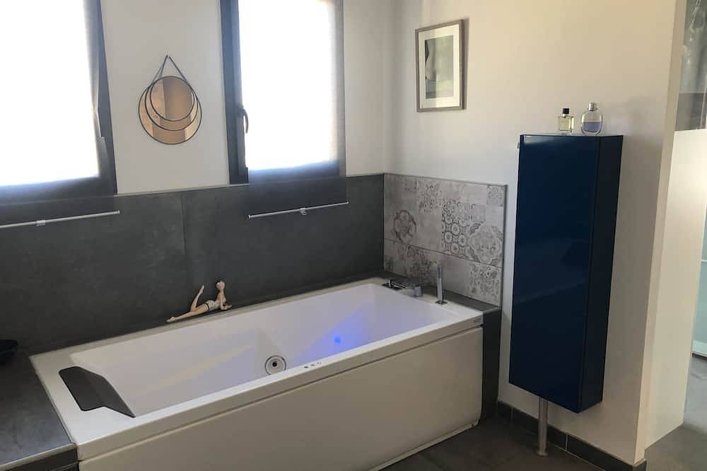 Beautiful contemporary villa in Rochefort-du-Gard, Nimes region