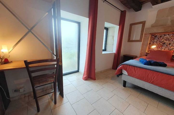 Gîte pour 8 personnes, avec jardin ainsi que jacuzzi et terrasse à Rivarennes - 4