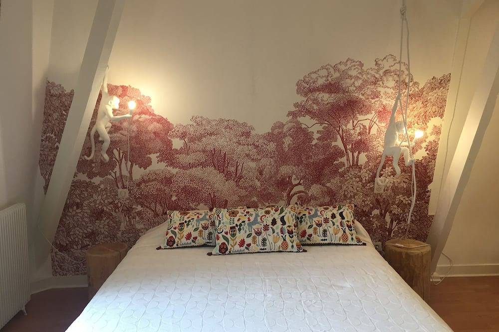 Romantic villa in Dordogne, air-conditioned, private heated pool, king size bed in Les Eyzies, Périgord Noir