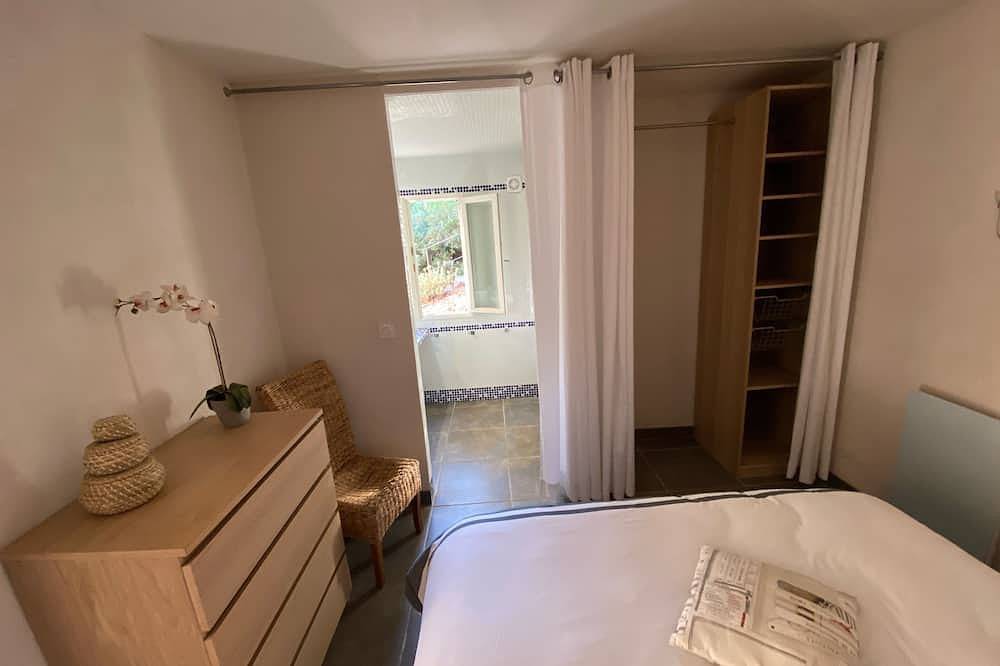 Bellevue En Provence Gîte Avec Jacuzzi Privatif & Piscine Partagée in Entrecasteaux, Brignoles region