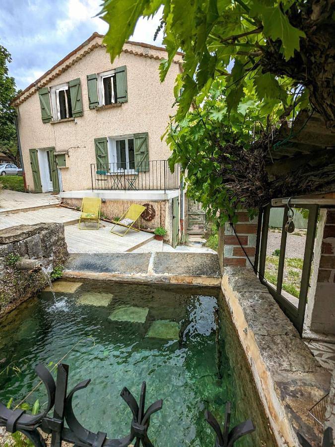 Location de vacances pour 4 personnes, avec jardin dans Garde-Colombe