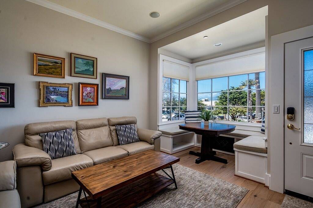 Das Weiße Haus - Pacific Grove Beach House - Oceanfront Lovers Point in Pacific Grove, Monterey County