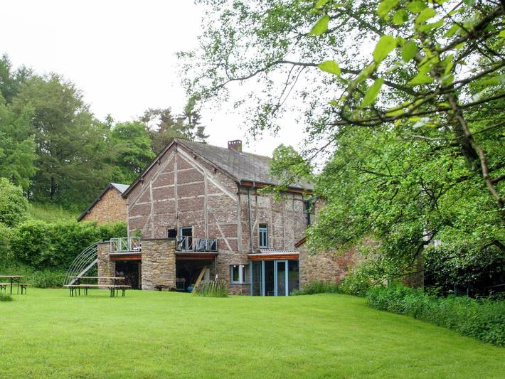Gîte pour 16 personnes, avec Jardin à Érezée
