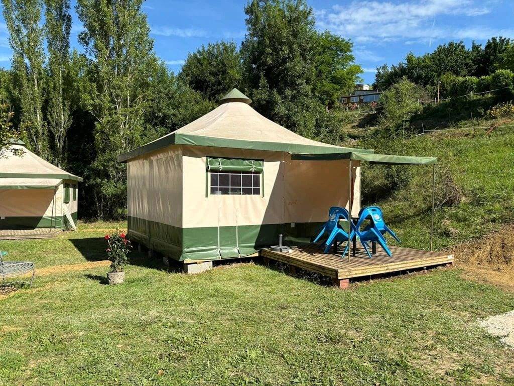 Zecamping 3 étoiles piscine chiens acceptés tente 20m2 4 pers in Durfort, Ariège