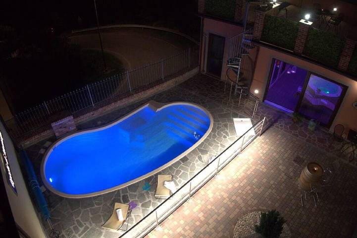 Glamping per 2 persone, con sauna e balcone nonché piscina e idromassaggio, con animali domestici in Langhe