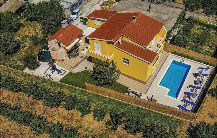 Ferienhaus für 12 Personen, mit Terrasse und Pool - 1