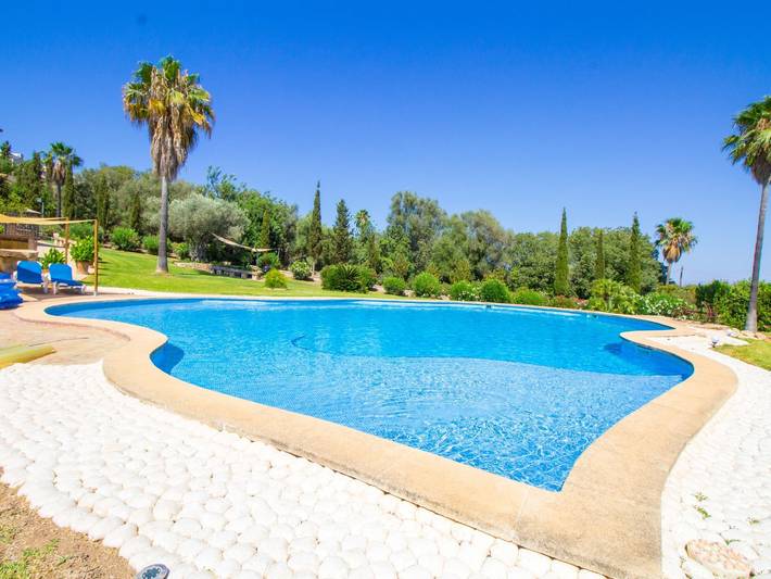 Magnificent villa with a spectacular pool in Búger, Majorca Center