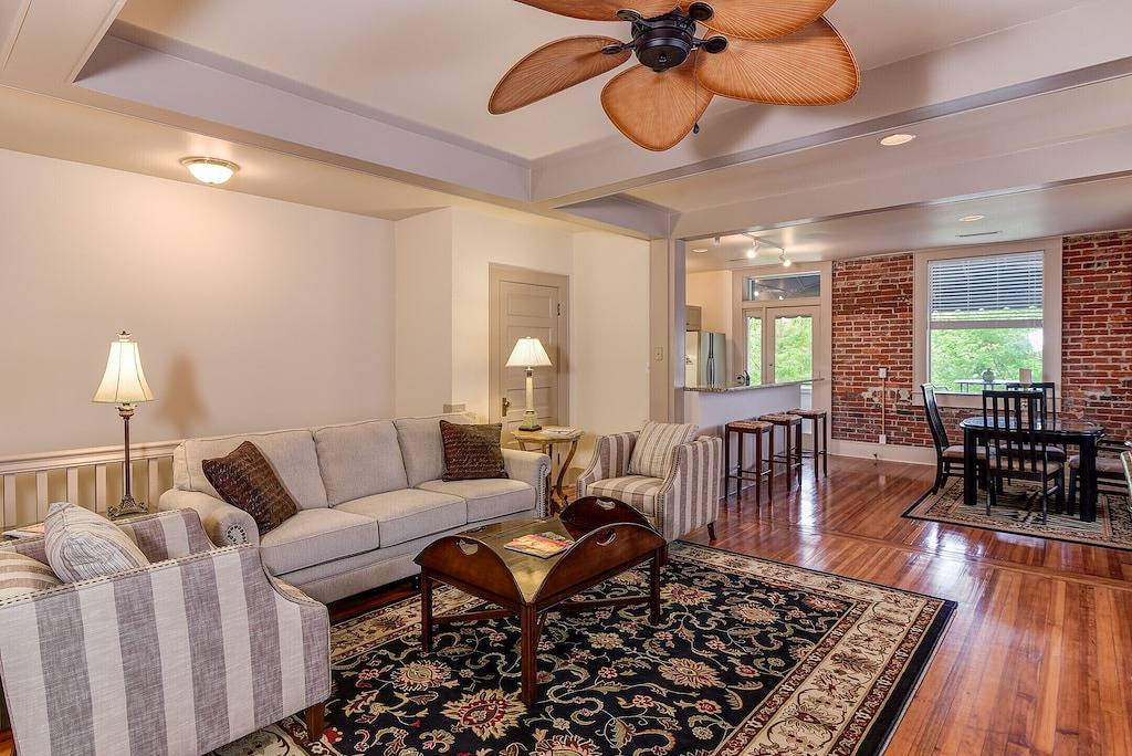 Ganze Wohnung, Innenstadt Hendersonville Loft mit eigenem Balkon mit Blick auf die Main Street. in Hendersonville, Henderson County (NC)