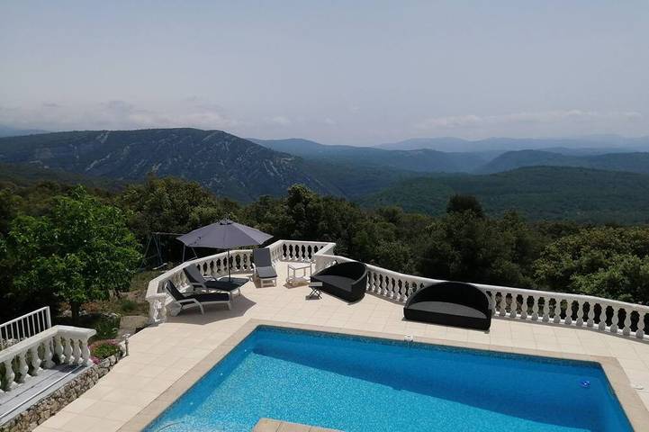 Location de vacances pour 4 personnes, avec terrasse et jardin à Mons (Var)