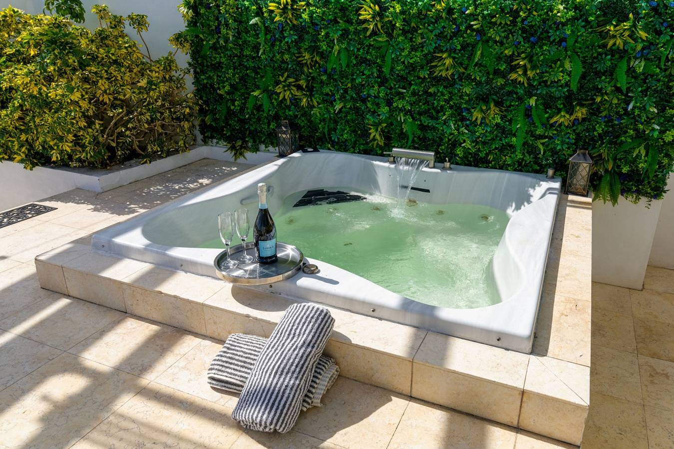 Apartamento entero, Stunning Rooftop Jacuzzi Escape in South Beach, Miami Beach