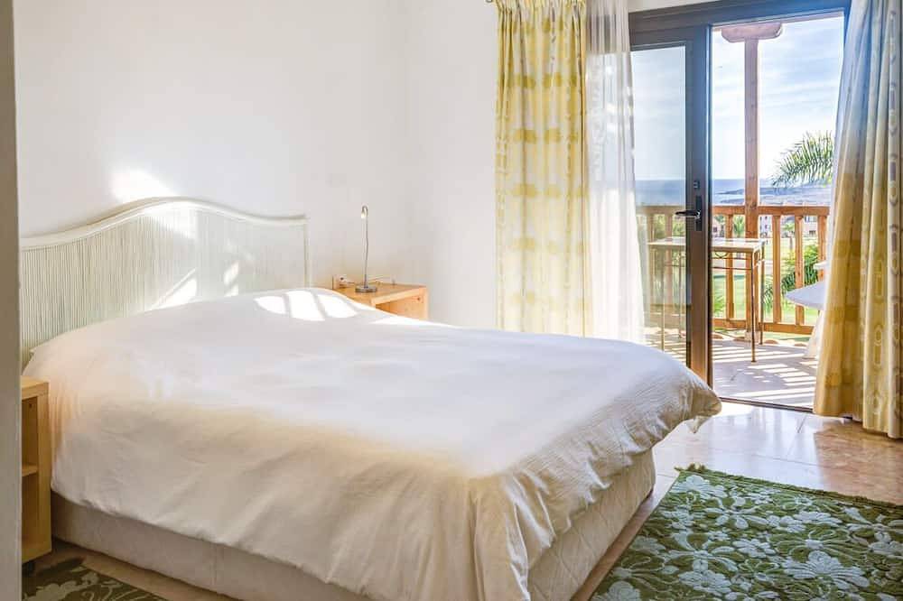 6 bed villa with stunning views - solar heated pool - 10 mins walk to the marina in Las Adelfas, San Miguel de Abona