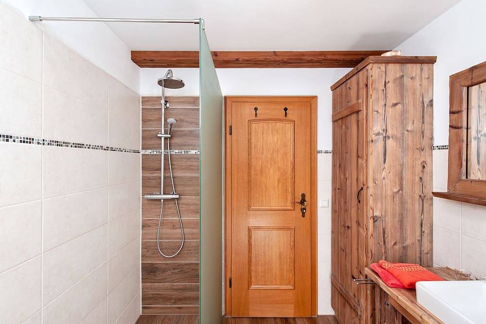 Ganze Wohnung, Ferienwohnung Teisenberg, Nebenhaus, 2 Pers, Terrassen Ost und Westseite, 54 qm in Inzell, Bayerische Alpen