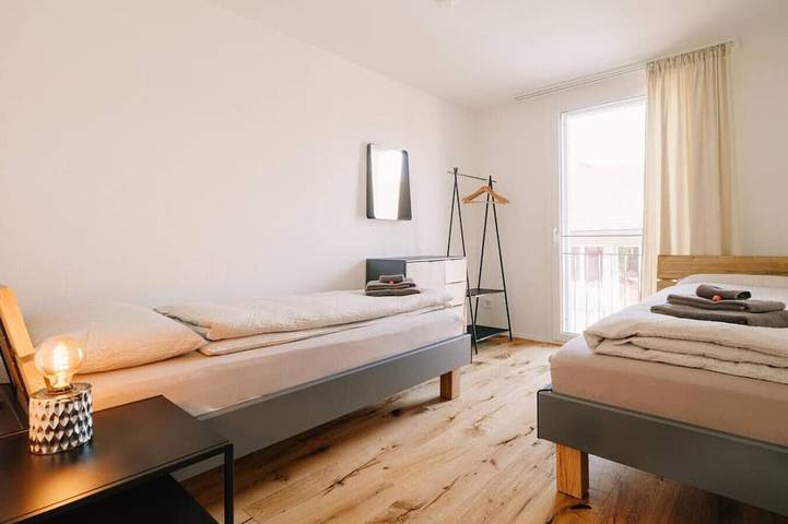 Geheel appartement, Apartment Eiger with lake and mountain view in Einigen, Spiez