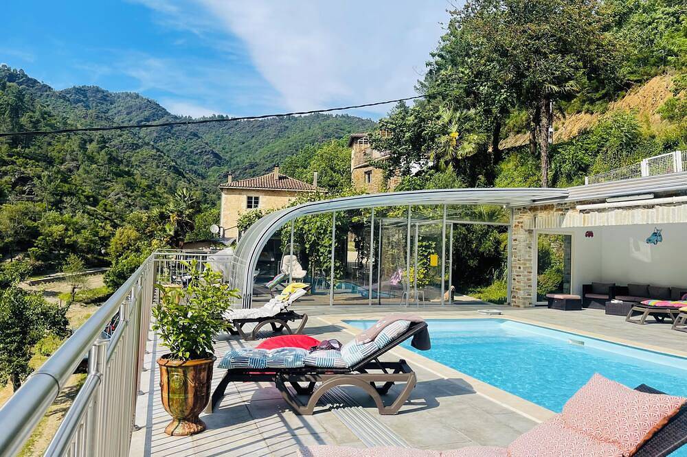 Grand Gîte au cœur du parc national des Cévennes piscine couverte et chauffée in Saumane, Parc national des Cévennes