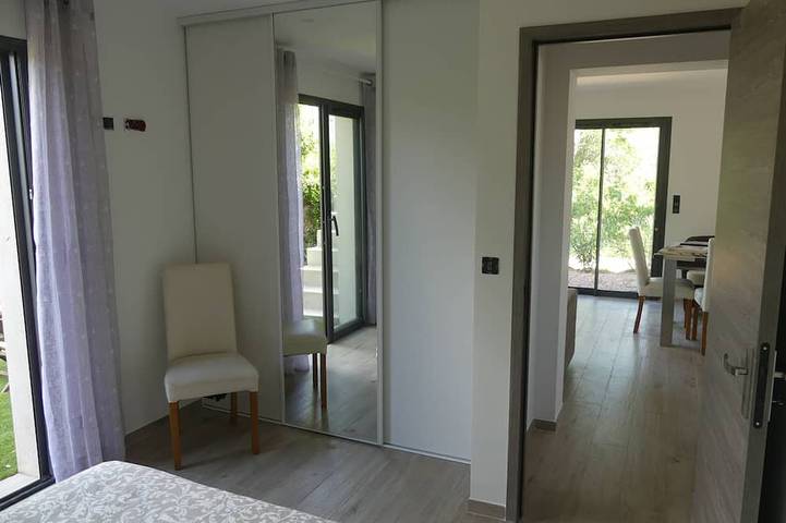 Location de vacances pour 4 personnes, avec terrasse ainsi que piscine et jardin dans Plage de Pinarello - 4