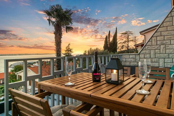 Ferienwohnung für 4 Personen, mit Garten und Ausblick sowie Sauna in Portoroz