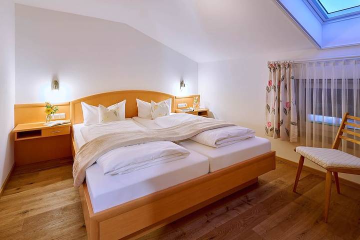 Ganze Wohnung, Ferienwohnung Tulpe, bis 2 Personen, Dachgeschoss, 40 qm in Waging am See, Rupertiwinkel