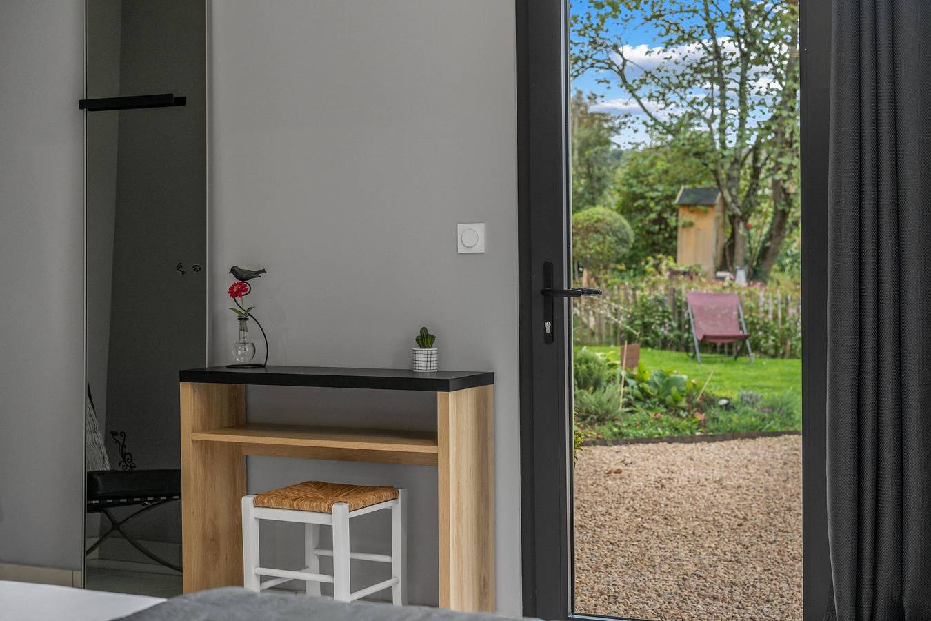 Chambre « Graphique » avec terrasse privée, Wi-Fi et climatisation in Chozeau, Région de La Tour-du-Pin
