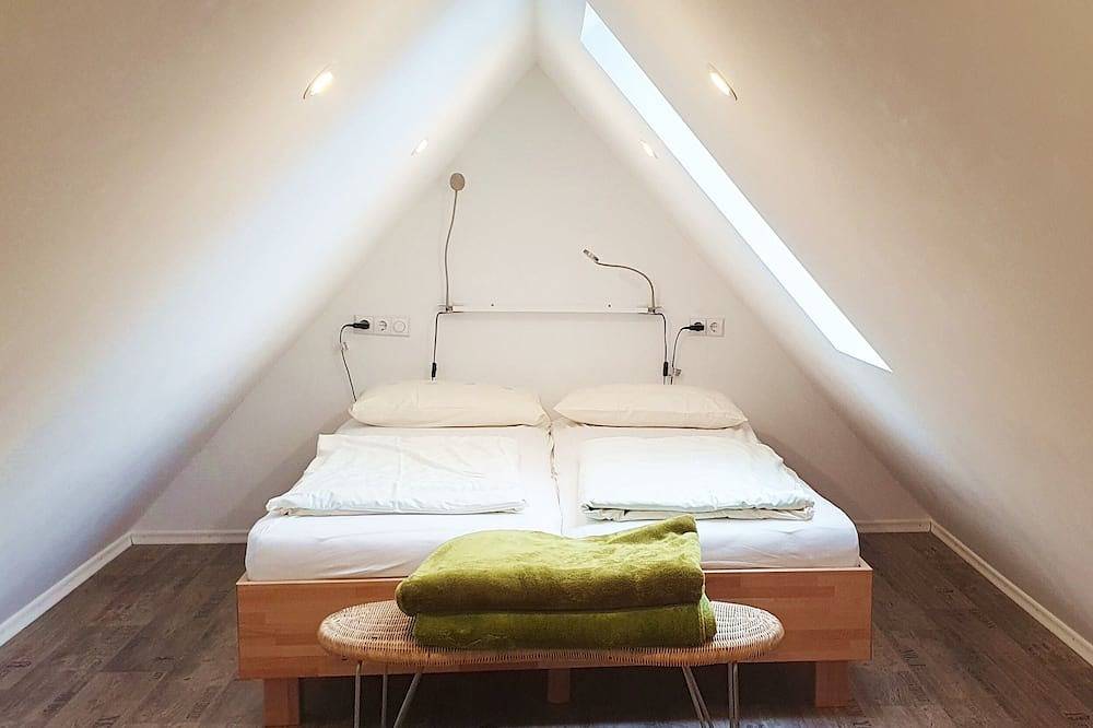 Ganze Wohnung, Ferienwohnung im Dachgeschoss, ca. 45m², für 2 Personen, Nichtraucher, offener Wohnbereich in Traunstein, Chiemsee