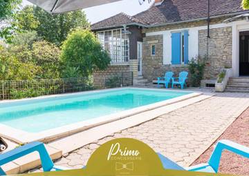 Gîte pour 12 personnes, avec piscine ainsi que jardin et vue dans Davayé