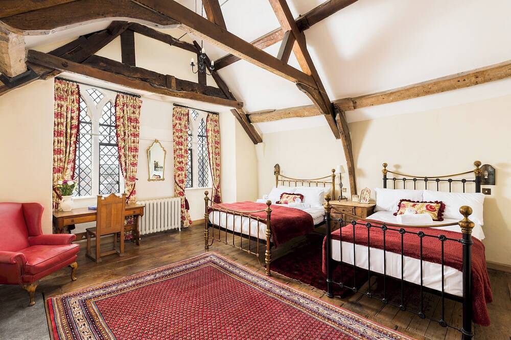 Unique Castle Stay, The East Gate Tower, Warwick - Pass the Keys in Warwick, Warwickshire