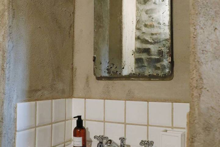 Entire apartment, Casa Fernanda is located in the hamlet of Caprigliola, a medieval village nestled in the green hills of Lunigiana—a stretch of land between Liguria and Tuscany that preserves the authentic flavors of the past and overlooks the Magra River valley.It i in Aulla, Val di Magra