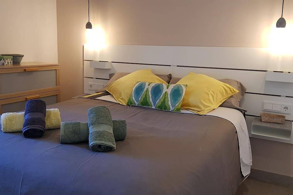 Entire apartment, Cala Major Sea‑View Work‑Retreat: Wifi & Parking in Cala Major, Palma